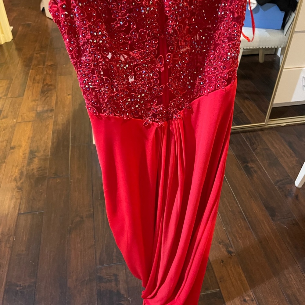 Le femme red dress
